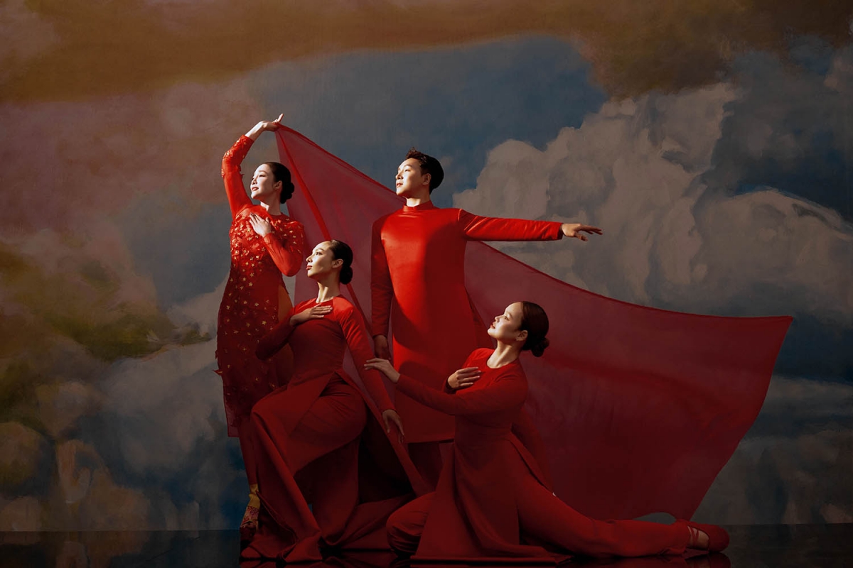 NSƯT Linh Nga cùng các diễn viên múa Kim Cúc, Tuyết Mai và Lâm Thái Yên, góp phần tạo nên những khung hình đậm chất nghệ thuật, lan tỏa tinh thần của bộ sưu tập. 