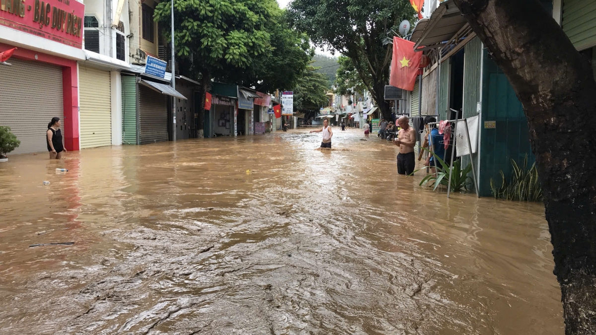 Lũ trên sôg Mã lúc 13h30 được ghi nhận cao hơn lúc 13h (30 phút trước đó) là 33cm và hiện đang tiếp tục lên nhanh. Các lực lượng và người dân vẫn đang chạy đua với thời gian để di dời người và tài sản đến nơi an toàn.