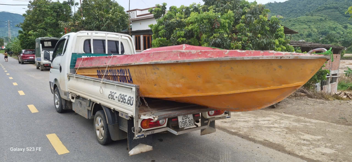 Ca nô và các lực lượng tại chỗ nhanh chóng được huy động ứng cứu nhân dân