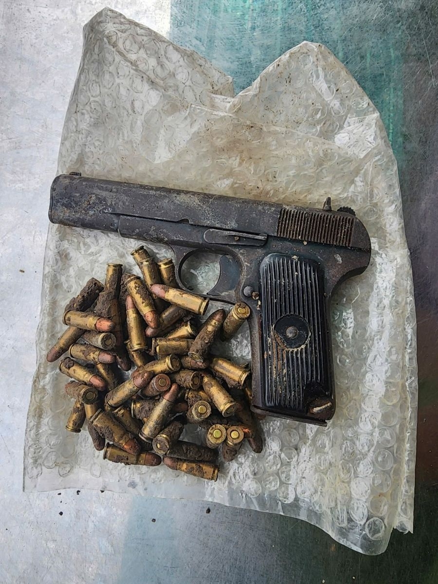 Bọc nylon và số súng đạn bên trong
