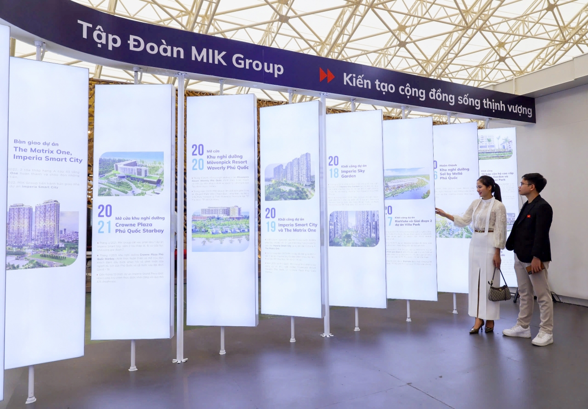 Bức tường lịch sử phát sáng tái hiện hành trình hơn một thập kỷ phát triển của MIK Group, trở thành điểm nhấn thu hút đông đảo khách hàng