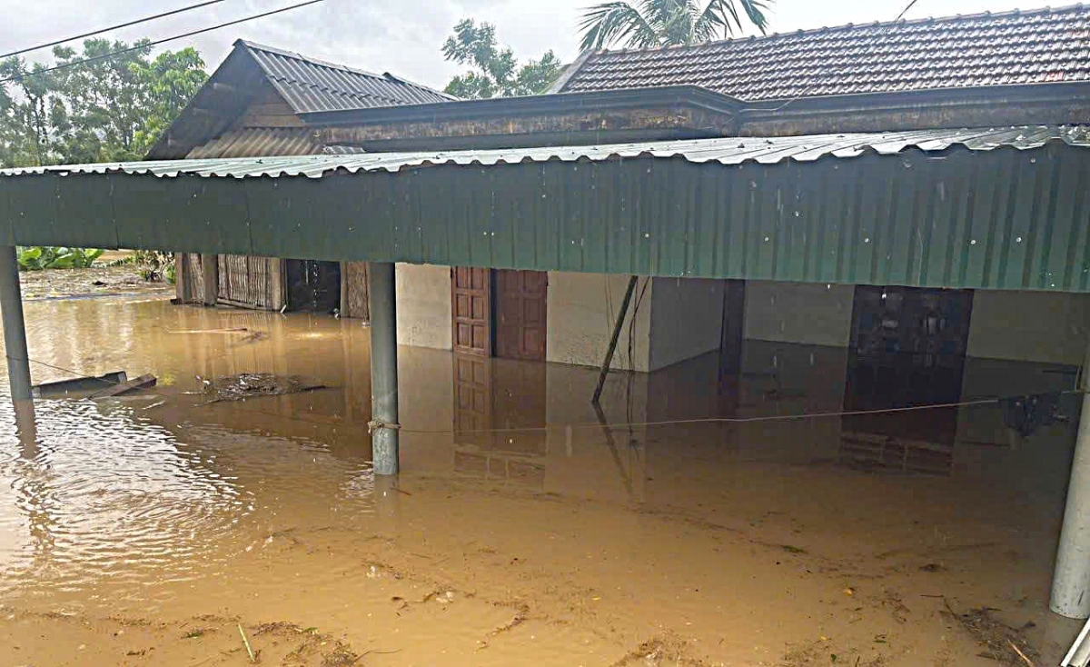 Nhà của nhiều hộ dân bị ngập sâu. Ảnh: KT.