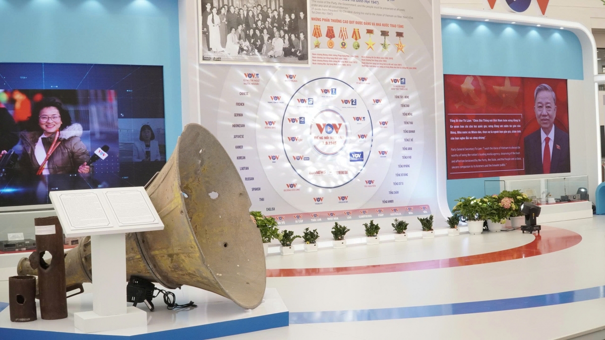 Lịch sử của Đài Tiếng nói Việt Nam bắt đầu từ khoảnh khắc thiêng liêng ngày 02/9/1945, khi Chủ tịch Hồ Chí Minh đọc Tuyên ngôn Độc lập, khai sinh nước Việt Nam Dân chủ Cộng hòa. Dưới sự chỉ đạo của Bác Hồ, đồng chí Xuân Thủy đã tổ chức cuộc họp thành lập Đài Phát thanh Quốc gia.