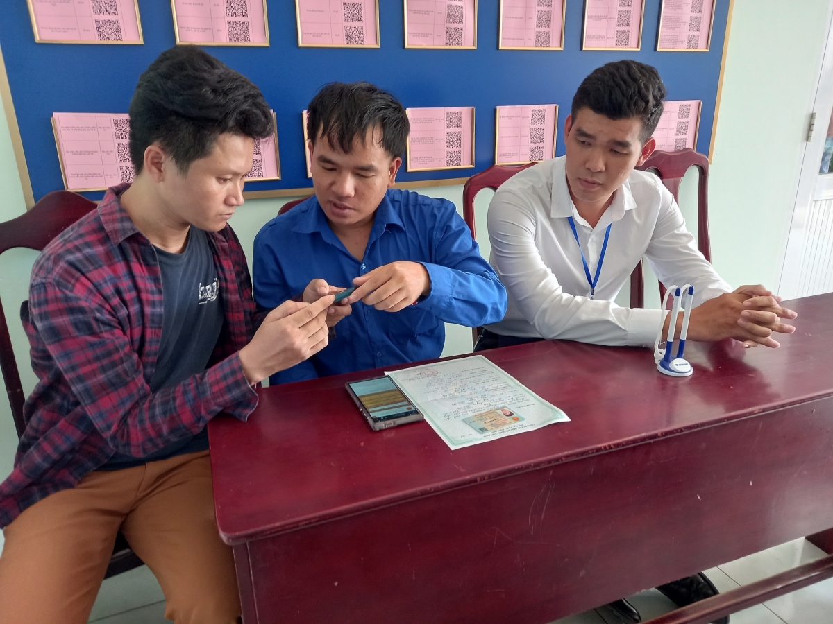 Cán bộ, công chức phường Tây Nha Trang, tỉnh Khánh Hòa hỗ trợ người dân