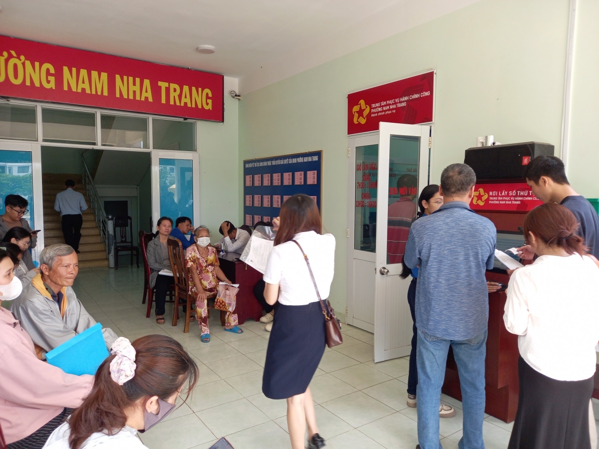 Rất đông người dân phải chờ ngoài hành lang, lối đi tại Trung tâm phục vụ hành chính công phường Nam Nha Trang, tỉnh Khánh Hòa