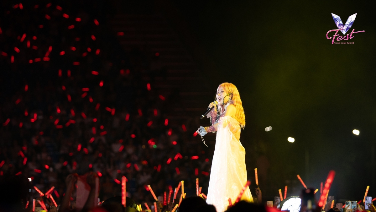 Nhóm DTAP khéo léo hòa quyện chất liệu dân gian vào những bản hit hiện đại, tạo ra một “đêm nhạc quốc gia” vừa trẻ trung, gần gũi với Gen Z, vừa giữ được tinh thần dân tộc trong "V Fest"