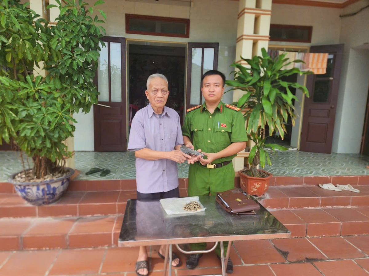 Ông Bùi Xuân Được giao nộp số vũ khí cho Công an xã Đồng Thịnh
