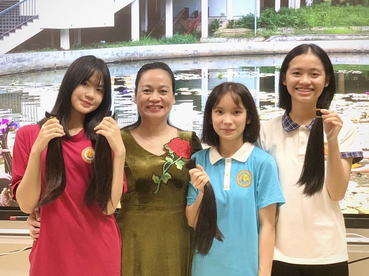 Hương (áo đỏ) trong lần đầu tham gia hiến tóc. Ảnh: NVCC