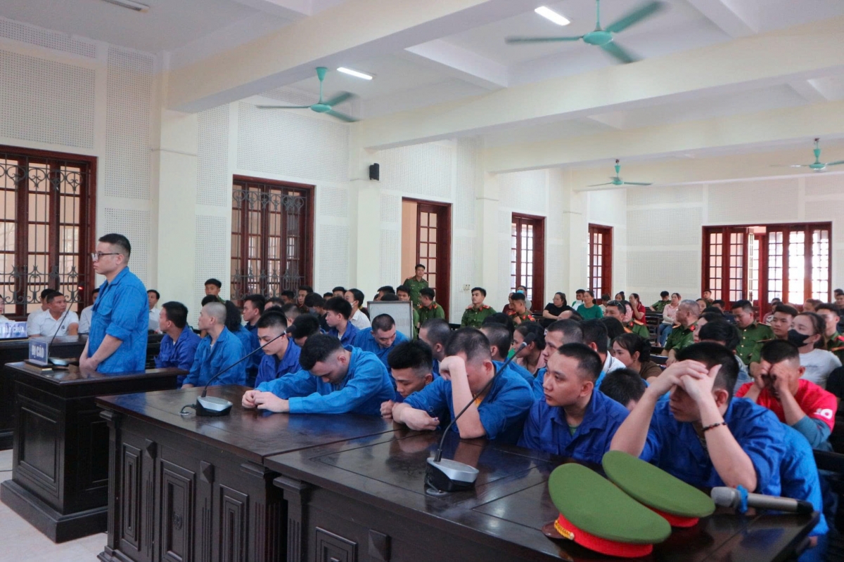 Các bị cáo tại phiên tòa sơ thẩm. Ảnh: Kim Long.