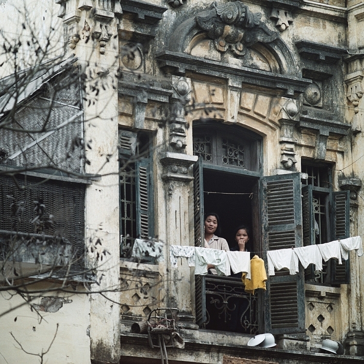 Một ngôi nhà cổ ở Hà Nội năm 1975. (Ảnh: Thomas Billhardt)