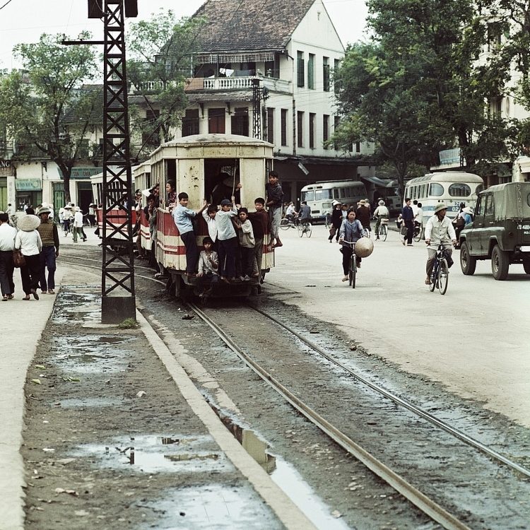 Một Hà Nội đầy hoài niệm với tàu điện leng keng.(Ảnh: Thomas Billhardt)