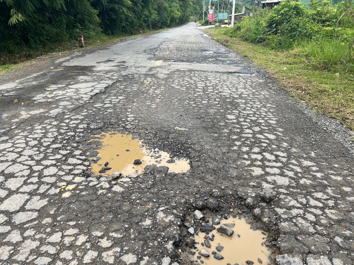 Ổ gà, ổ trâu xuất hiện dày đặc trên đoạn đường khoảng 30km, từ xã Đạm Rông 1 đến xã Đạm Rông 4 của tỉnh Lâm Đồng