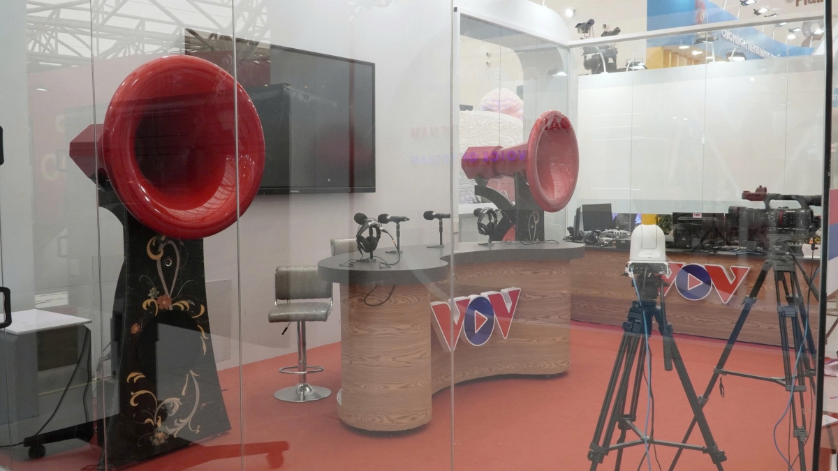 Những trí thức yêu nước trẻ như Trần Kim Xuyến, Trần Lâm đã mạnh dạn dùng máy phát 300W truyền thử trực tiếp Lễ Tuyên ngôn Độc lập từ Quảng trường Ba Đình, đưa âm thanh lịch sử lần đầu tiên đến với nhân dân qua làn sóng radio.