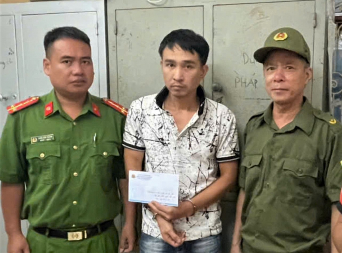 Đối tượng Đỗ Minh Quân cùng tang vật tại cơ quan điều tra