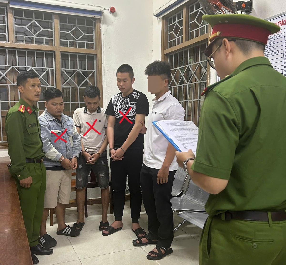 3 đối tượng Nguyễn Văn Vọng, Diệp Văn Dân và Nguyễn Việt Thanh (x) bị bắt khẩn cấp để điều tra làm rõ hành vi “cướp tài sản”.