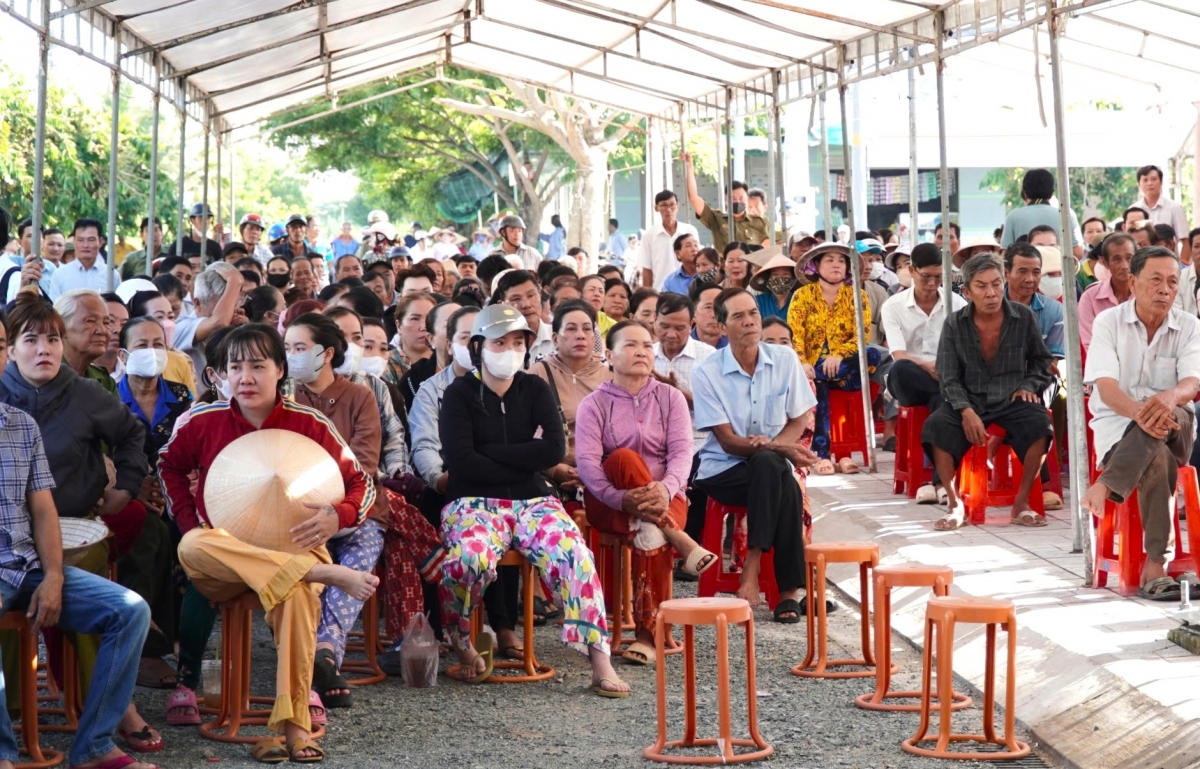 Phiên tòa lưu động thu hút nhiều người dân đến theo dõi.