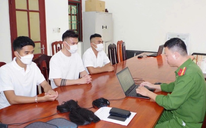 Công an triệu tập 3 thanh niên dàn dựng clip, giả gái đóng "cảnh nóng" trên xe Mercedes.
(Ảnh: Công an tỉnh Ninh Bình)