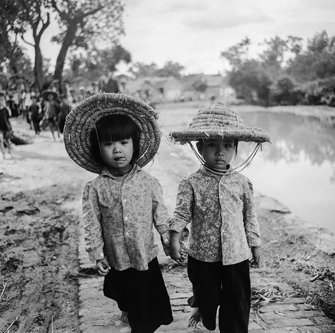 Mũ rơm gắn liền với các em nhỏ, được xem là "căn hầm di động" giúp giảm thiểu tác động của mảnh đạn. (Ảnh: Thomas Billhardt)