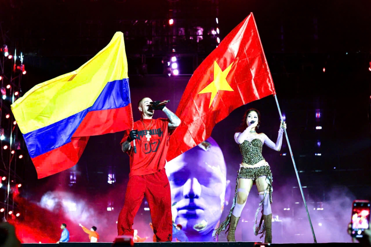 Ở phần sau, J Balvin xuất hiện trong trang phục đỏ rực cùng DJ và vũ công riêng. Anh mang đến loạt hit quốc tế như Loco Contigo, Mi Gente, Amarillo, Taki Taki. Khoảnh khắc lá cờ Việt Nam và Colombia xuất hiện cùng lúc trên sân khấu đã tạo nên sự kết nối đặc biệt. Trước buổi diễn, J Balvin còn đăng video khám phá Hà Nội lên Instagram có hơn 50 triệu người theo dõi, cho thấy tình cảm với Việt Nam. Ảnh: BTC