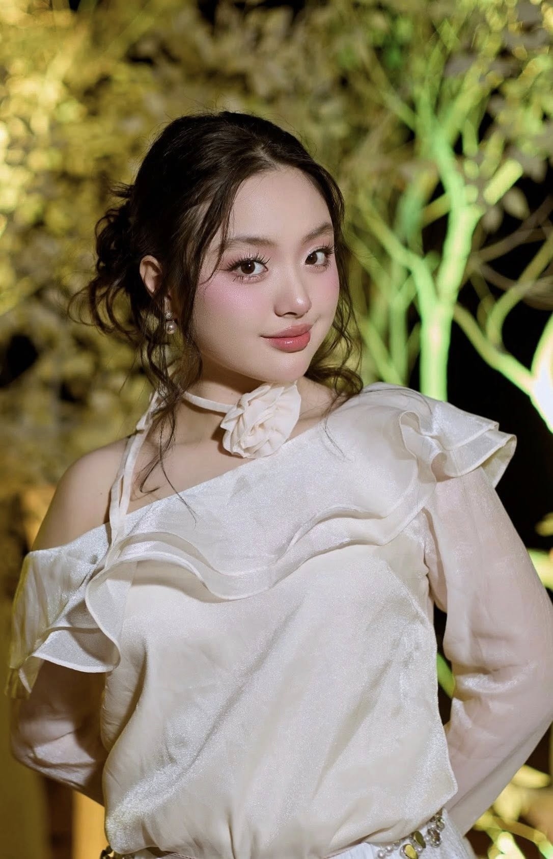 Suti, tên thật là Lê Gia An, sinh năm 2008, là con gái của nhạc sĩ Minh Khang và cựu người mẫu Thúy Hạnh. Cô bé từng "quen mặt" với khán giả khi tham gia chương trình truyền hình thực tế "Bố ơi, mình đi đâu thế?". Cô nàng giờ đây có nhiều sự thay đổi về ngoại hình, ra dáng thiếu nữ tự tin và xinh đẹp. Suti thừa hưởng nhiều nét đẹp từ mẹ Thúy Hạnh. Hiện tại, cô bé cao 1,63m và được dự đoán sẽ cao hơn nữa. Suti đang học trung học phổ thông và dự định sau khi tốt nghiệp sẽ đi du học. 