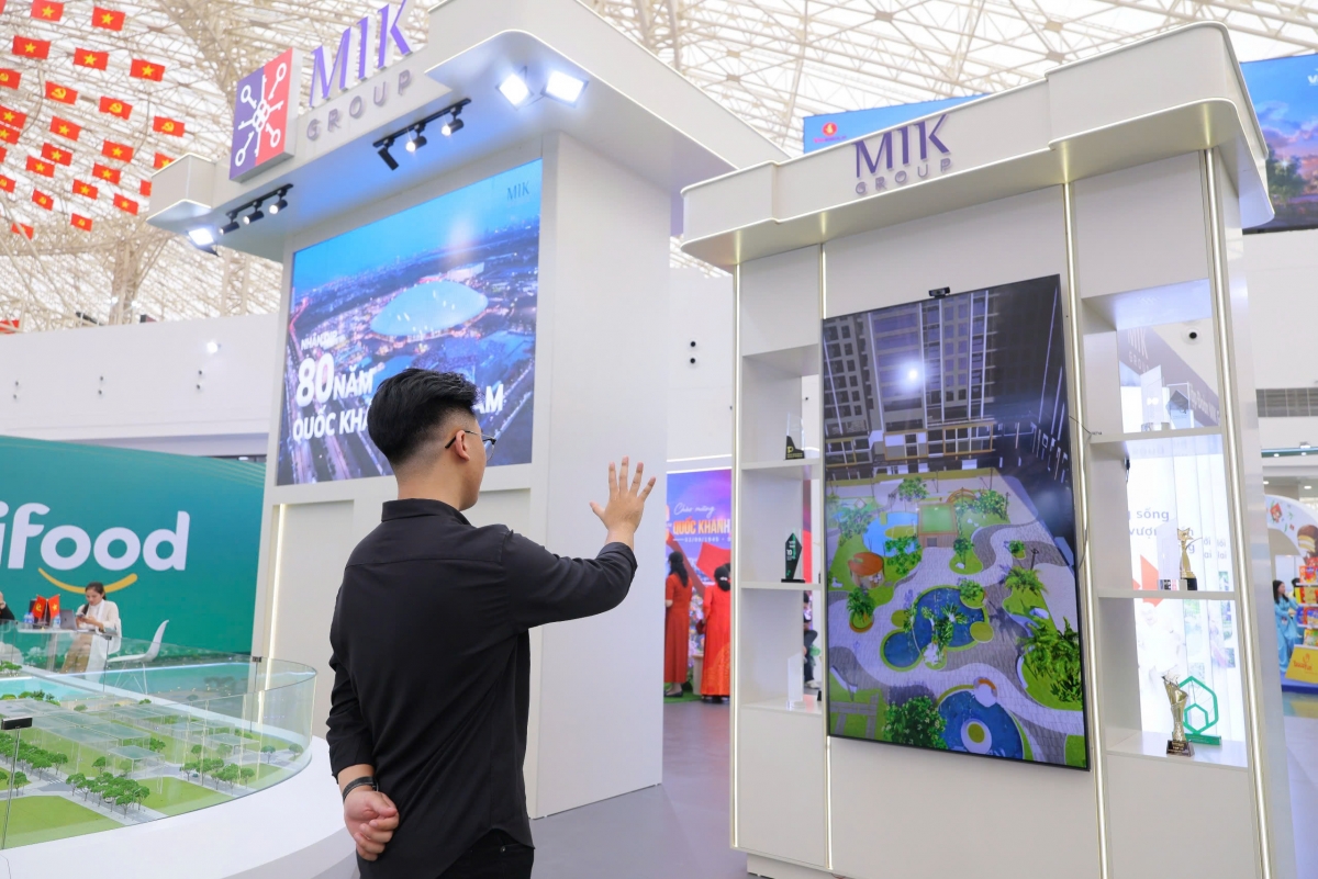 Khách tham quan hào hứng trải nghiệm công nghệ tương tác không chạm