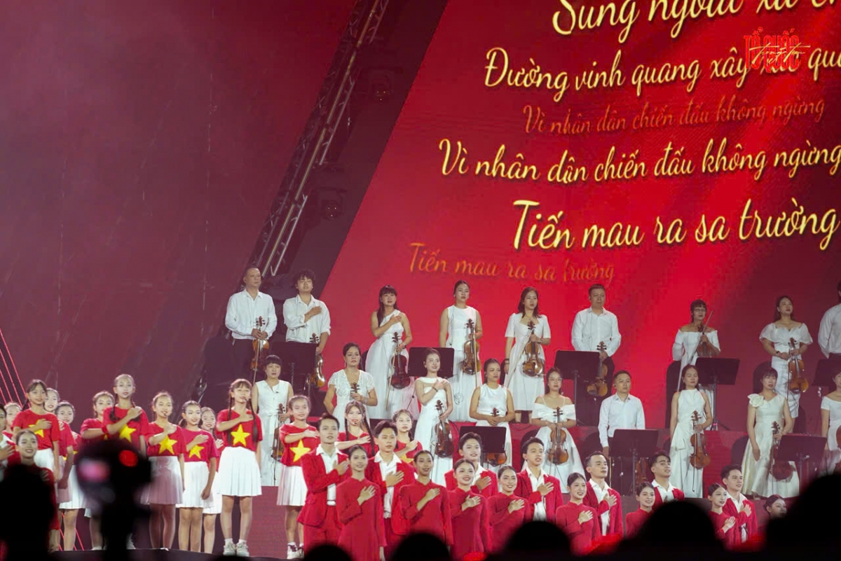 Tiếng nhạc hào hùng của Tiến quân ca vang lên, lời bài hát hiển thị trên màn hình, mở ra khoảnh khắc xúc động nhất của chương trình “Tổ quốc trong tim”.