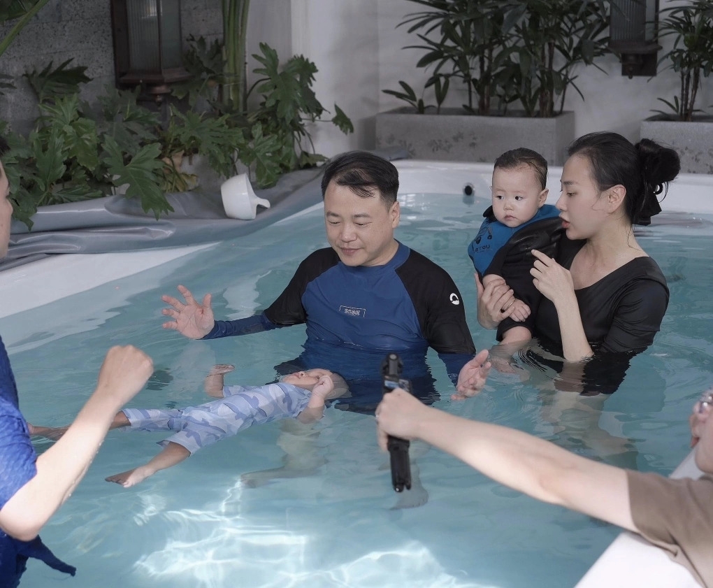 Phương Oanh đăng tải đoạn video con trai Jimmy tập bơi tại nhà. Với sự cổ vũ của mẹ, cậu nhóc hơn một tuổi tự tin nhảy úp mặt xuống bể bơi, sau đó bình tĩnh xử lý tình huống để lật ngửa trên mặt nước. Theo diễn viên, buổi tập được gia tăng độ khó với bộ quần áo có mũ, dày và thấm nước nhưng Jimmy vẫn hoàn thành xuất sắc thử thách.