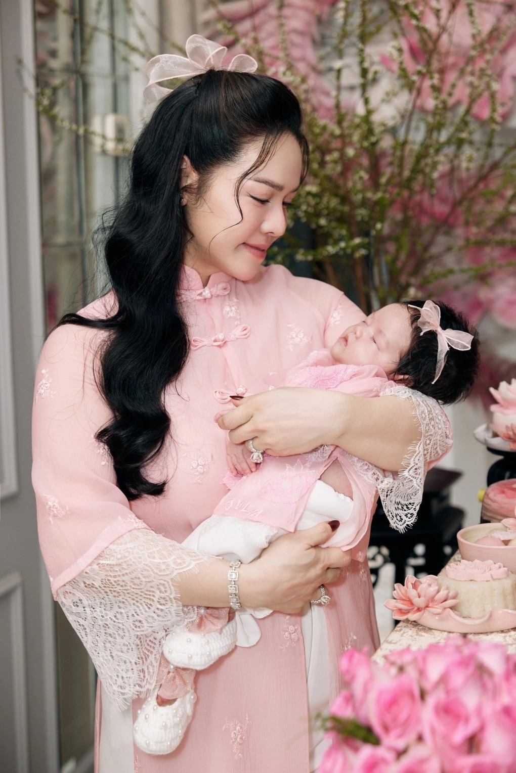 Nhật Kim Anh dành phần lớn thời gian bên con gái Julia, chăm làm từ thiện sau khi sinh lần hai.