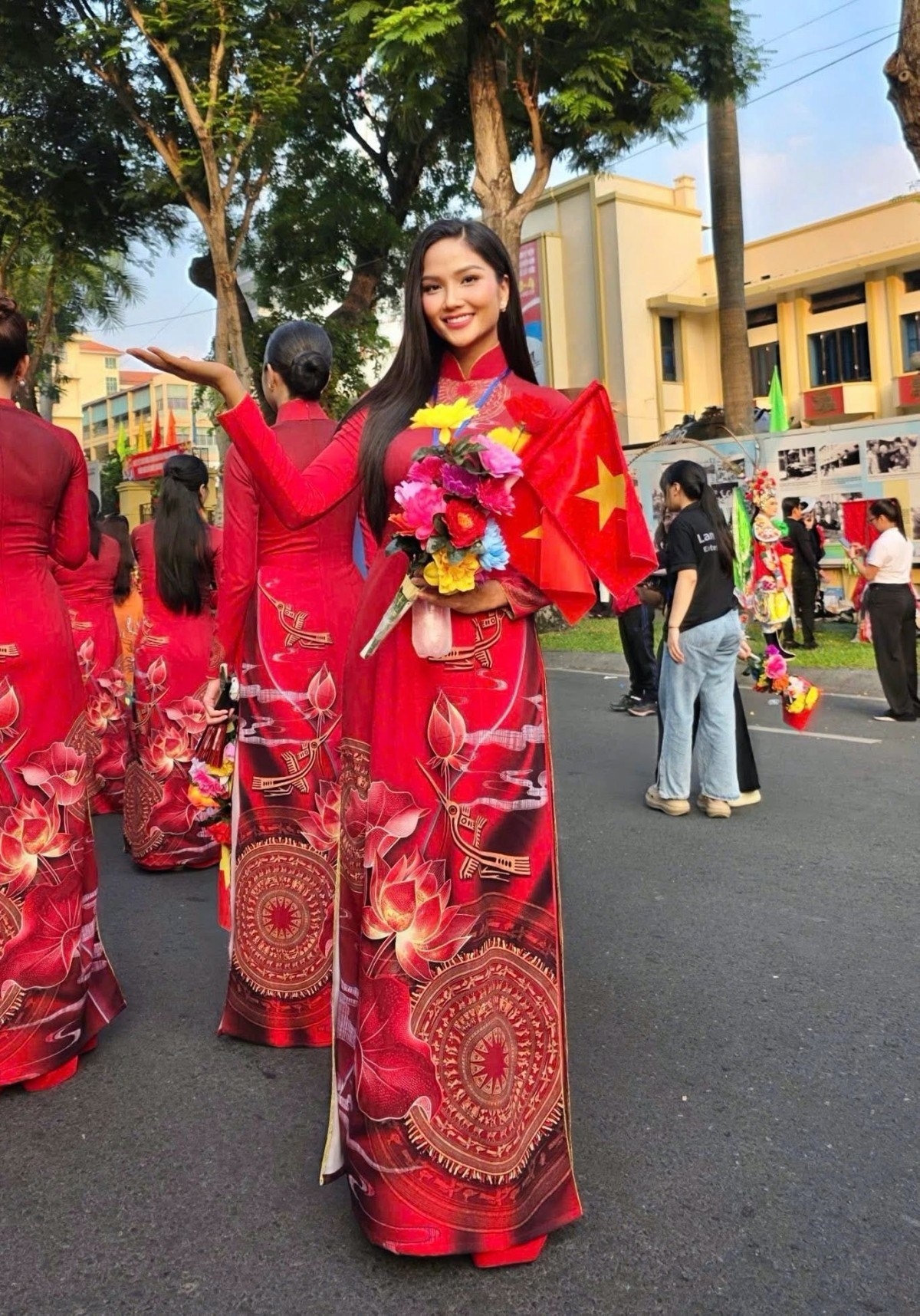 Hoa hậu H'Hen Niê đăng lại ảnh dịp Lễ diễu binh, diễu hành kỷ niệm 50 năm ngày Giải phóng miền Nam, thống nhất đất nước 30/4. "​Nhìn lại hình ảnh này, đó là khoảnh khắc của Hen vào ngày 30/4 tại TP.HCM. Khi ấy, từ lúc diễn tập cho đến khi chính thức ngày diễu hành diễu binh, Hen cùng các chị em đã trải qua những giây phút vô cùng hạnh phúc và xúc động", cô viết. Người đẹp tiết lộ vào thời điểm đó, cô đang mang thai gần 5 tháng. "Lúc diễu hành này hai mẹ con cùng diễu hành cô chú ạ. Em bé cũng hào hứng với mẹ chắc luôn nên đi tập lúc tối khuya hay sáng sớm cũng khỏe mạnh và vui vẻ". 