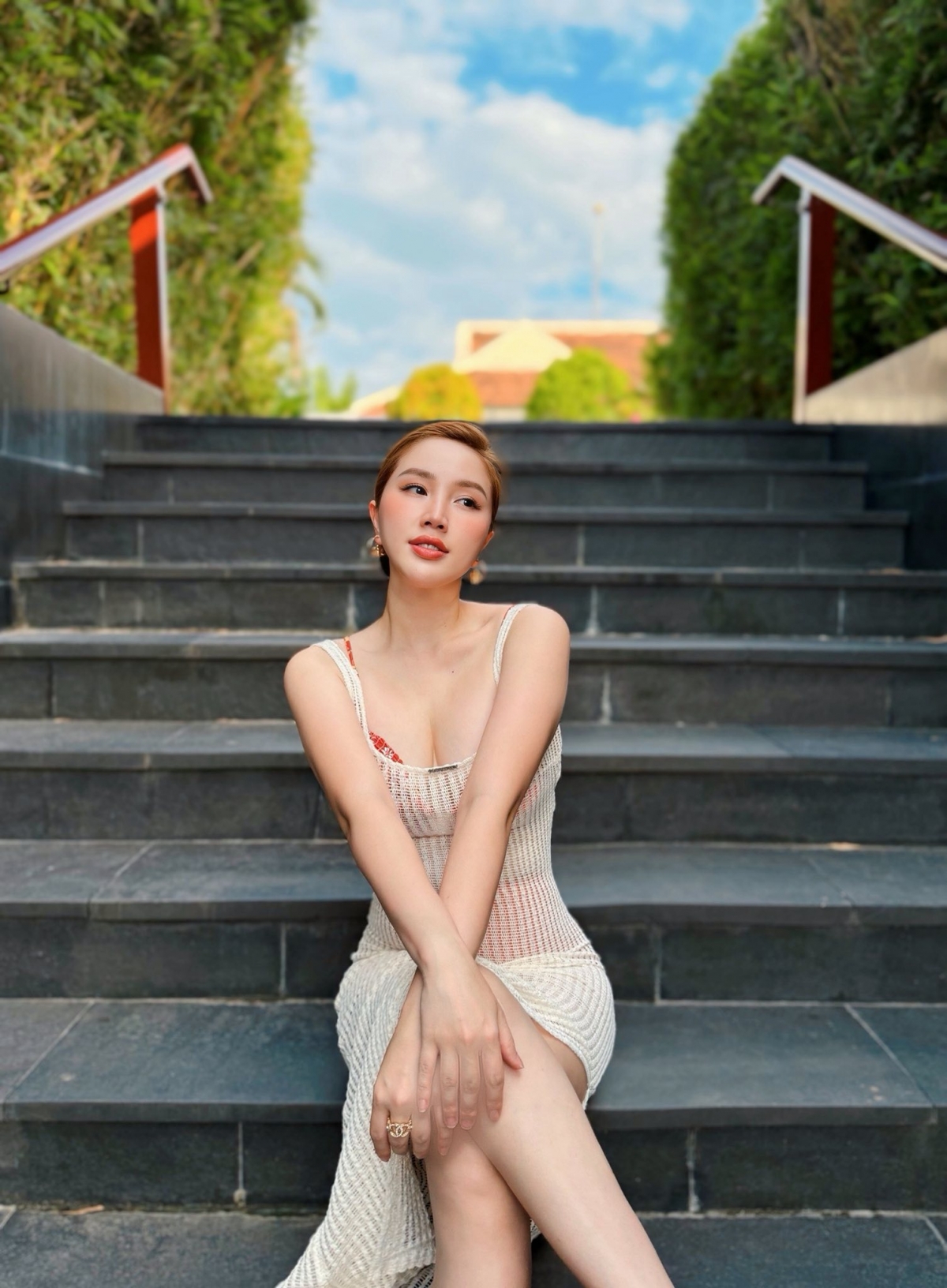 Bảo Thy bị say nắng sau khi chụp bộ ảnh tại Đà Nẵng. “Check-in cái nắng 37 độ của Đà Nẵng. Chụp xong loạt ảnh này sốc nhiệt, sốt 40 độ C, nằm bẹp trên giường hết cả ngày trời, kỉ niệm nhớ đời”, cô viết.