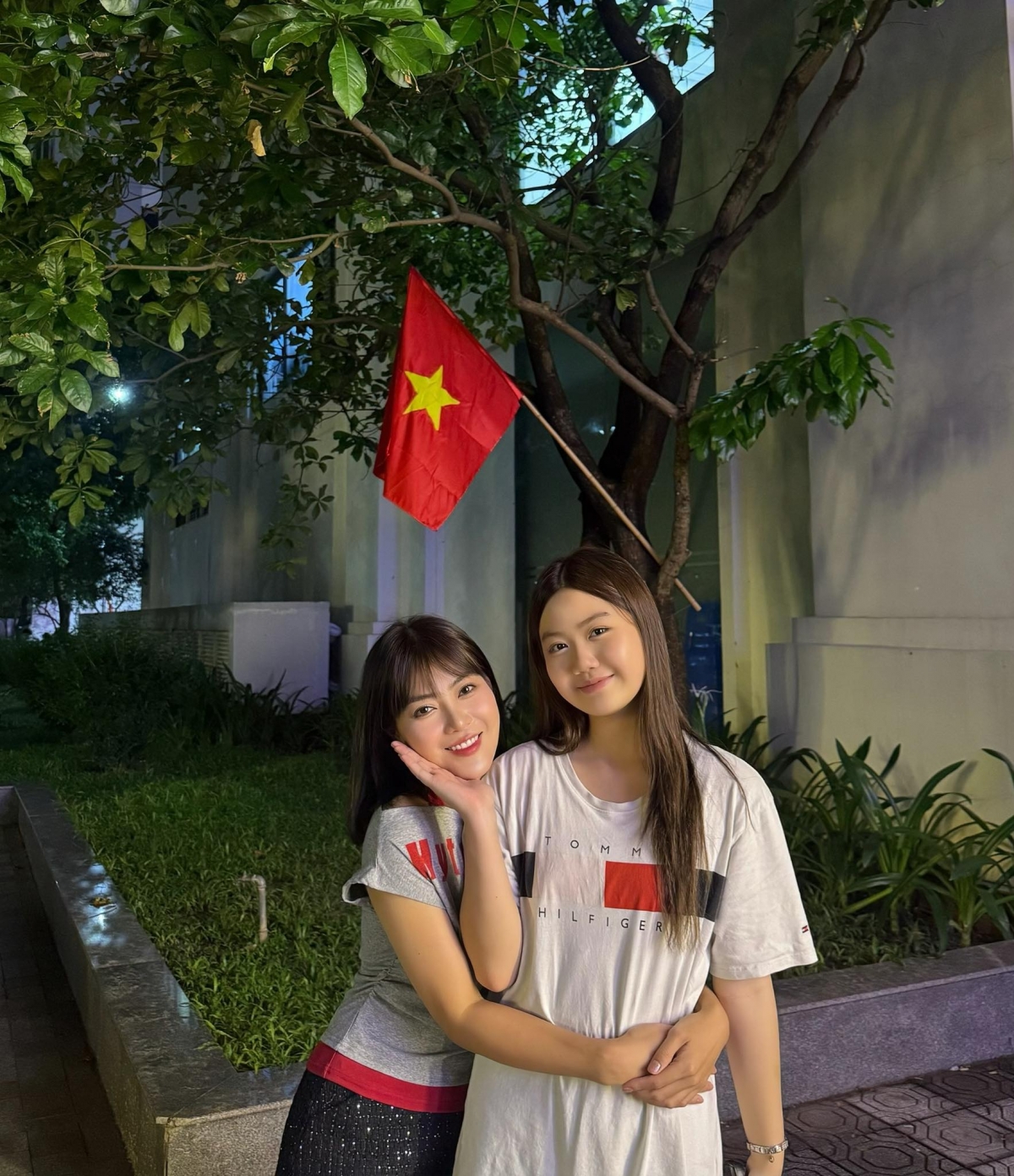 Diễn viên Thanh Hương khoe con gái học lớp 10 cao gần 1,7m. “Trộm vía giống mẹ, rất chăm thể dục, thể thao nâng cao sức khoẻ, ngày nào cũng bóng rổ, bóng chuyền”, cô viết.