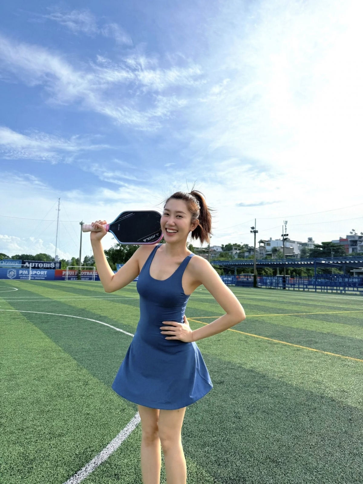 Thúy Ngân khoe thần thái rạng rỡ khi đi chơi pickleball.