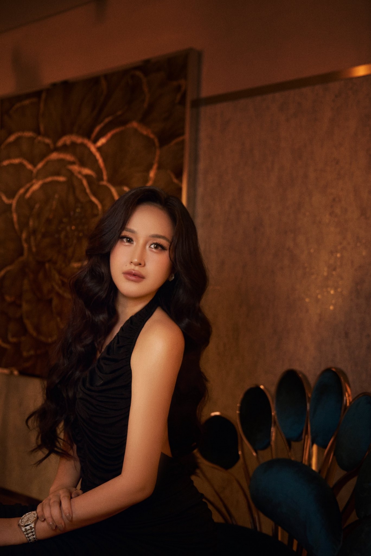 Trải qua gần 20 năm đăng quang, nhan sắc Mai Phương Thuý vẫn luôn khiến khán giả không khỏi trầm trồ. Tên tuổi của nàng hậu chưa bao giờ hạ nhiệt đối với công chúng. Từng hoạt động và hình ảnh đời thường của người đẹp đều thu hút sự chú ý từ phía khán giả.