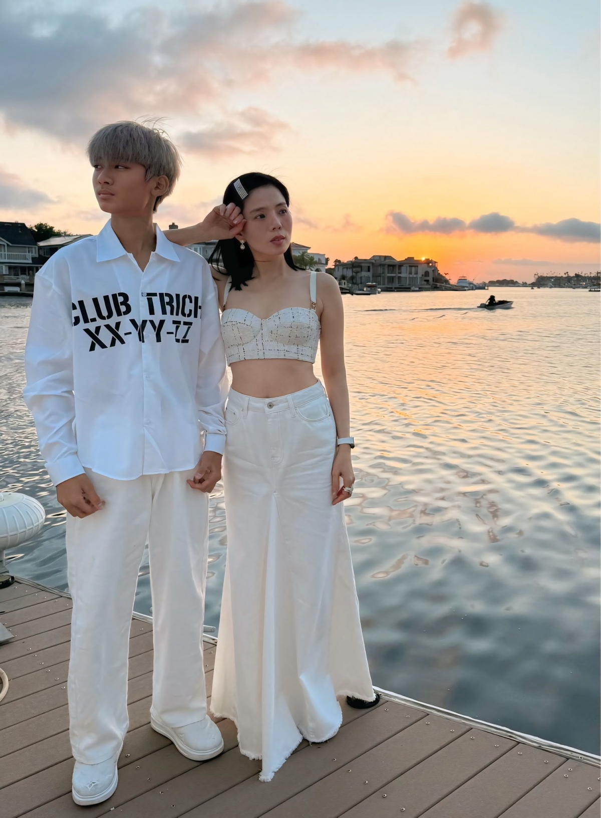 Con trai ca sĩ Lệ Quyên và doanh nhân Đức Huy có tên thật là Lê Kỳ Anh, tên thân mật là Bo. Ở tuổi 14, Kỳ Anh gây ấn tượng với ngoại hình điển trai và chiều cao nổi bật. Cậu bé có gương mặt khôi ngô, vóc dáng cao ráo và phong thái tự tin. Lệ Quyên cho biết từ nhỏ Kỳ Anh yêu thích thể thao nên cô tạo điều kiện cho con rèn nhiều bộ môn như golf, bóng rổ, đạp xe, gym.