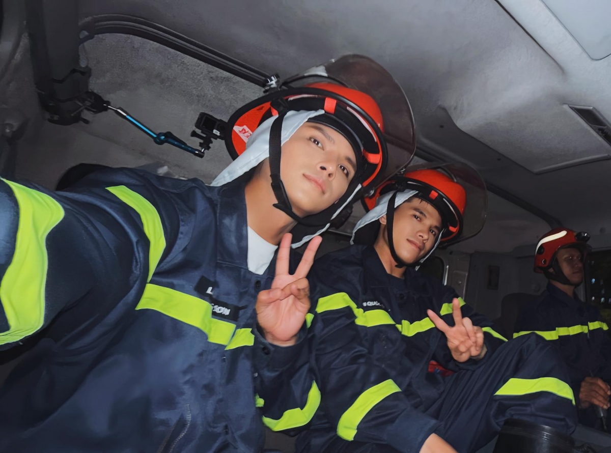 Neko Lê đăng ảnh hậu trường chụp cùng Quốc Thiên trong chương trình “Chiến sĩ quả cảm”. (Nguồn: FBNV)