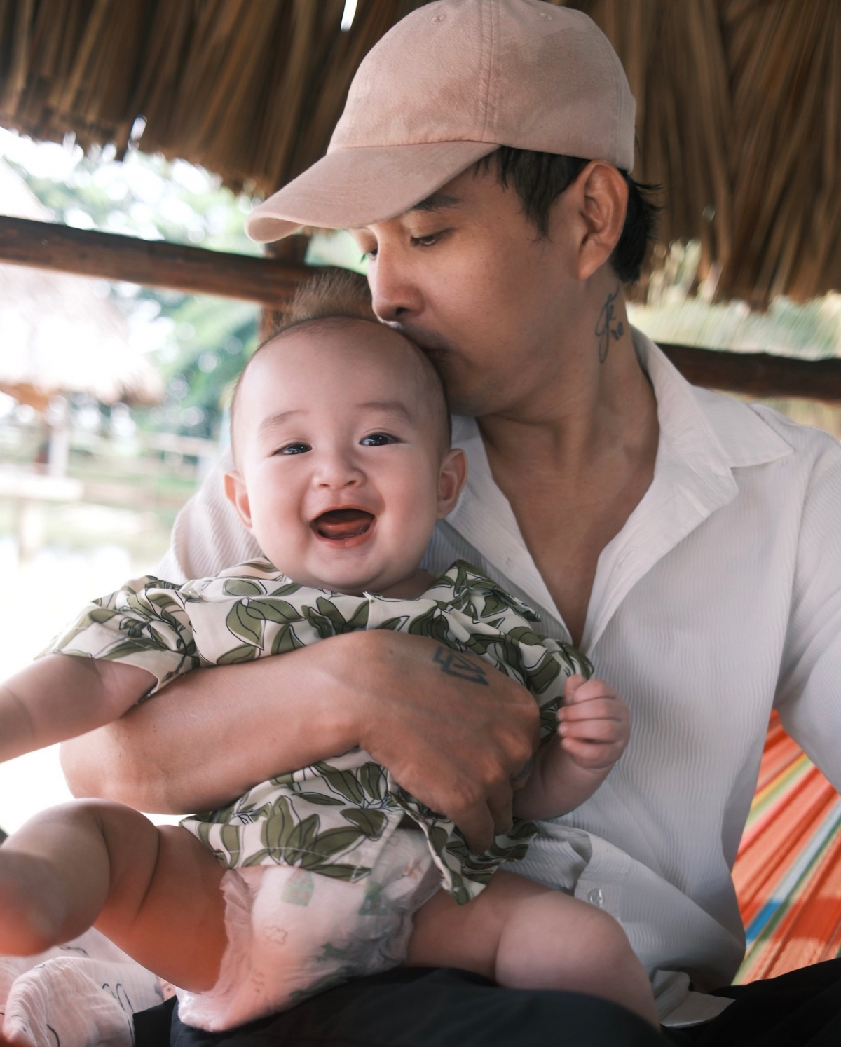 Hồ Quang Hiếu chia sẻ ảnh vui đùa bên con trai.