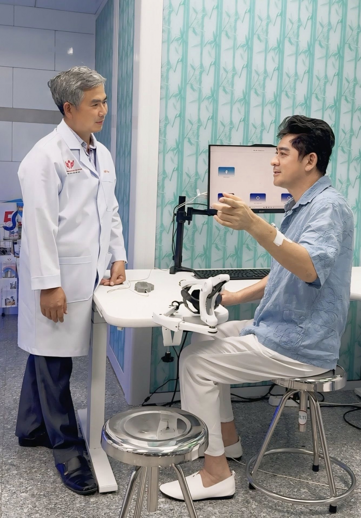 Quản lý của Huỳnh Anh Tuấn chia sẻ những hình ảnh mới, khi nam diễn viên đi thăm khám tại bệnh viện ở Cần Thơ. Nam diễn viên có thể đi lại bình thường, thần thái tươi tắn. Người quản lý chia sẻ: "Một tháng nữa em đón anh về nhé".