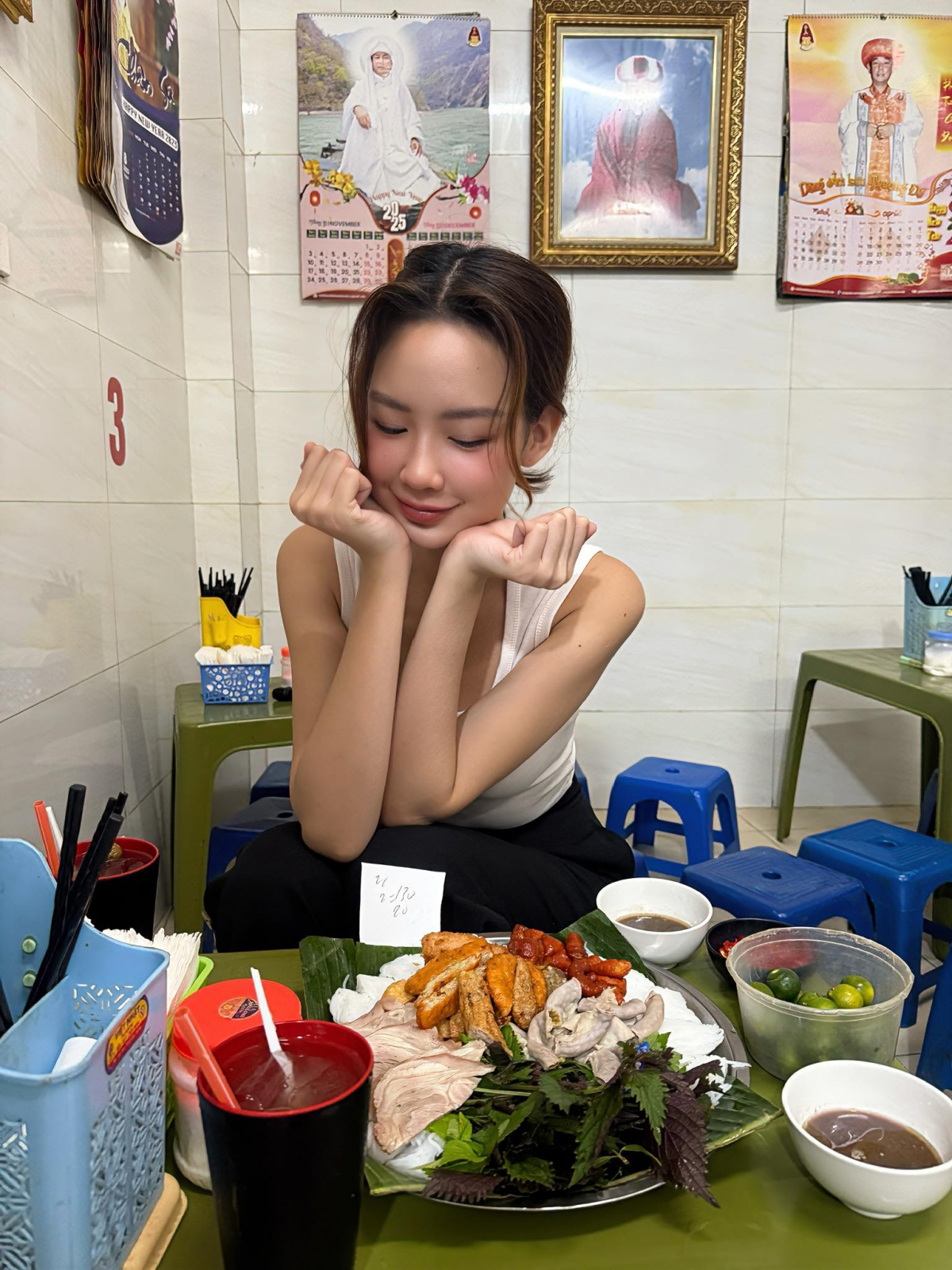 Hoa hậu Bảo Ngọc khoe ảnh đi ăn bún đậu mắm tôm ở Hà Nội. (Nguồn: FBNV)