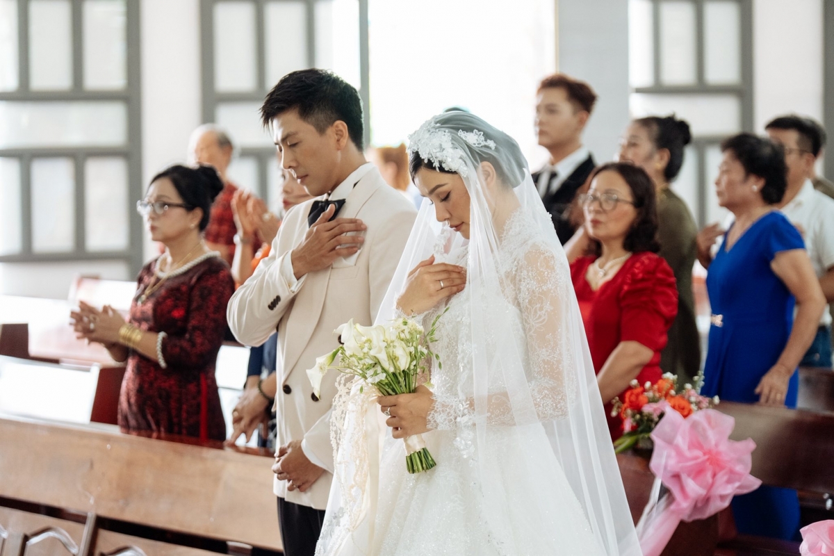 Quán quân The New Mentor 2023 Lê Thu Trang làm lễ cưới với diễn viên Quang Sơn sau 5 năm hẹn hò. Cặp đôi thực hiện thánh lễ hôn phối tại một nhà thờ với sự tham gia của người thân và một số bạn bè.