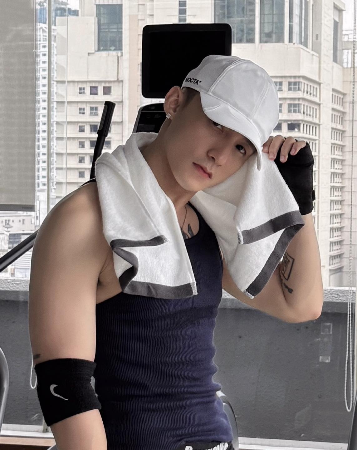 Sơn Tùng M-TP khiến khán giả chú ý với loạt ảnh tập gym. Anh viết: “Tạ hôm nay có vẻ hơi nặng, nặng cỡ mấy cũng không nặng bằng tình cảm anh dành cho em”. Khán giả dành lời khen cho thân hình săn chắc, nam tính của nam ca sĩ.