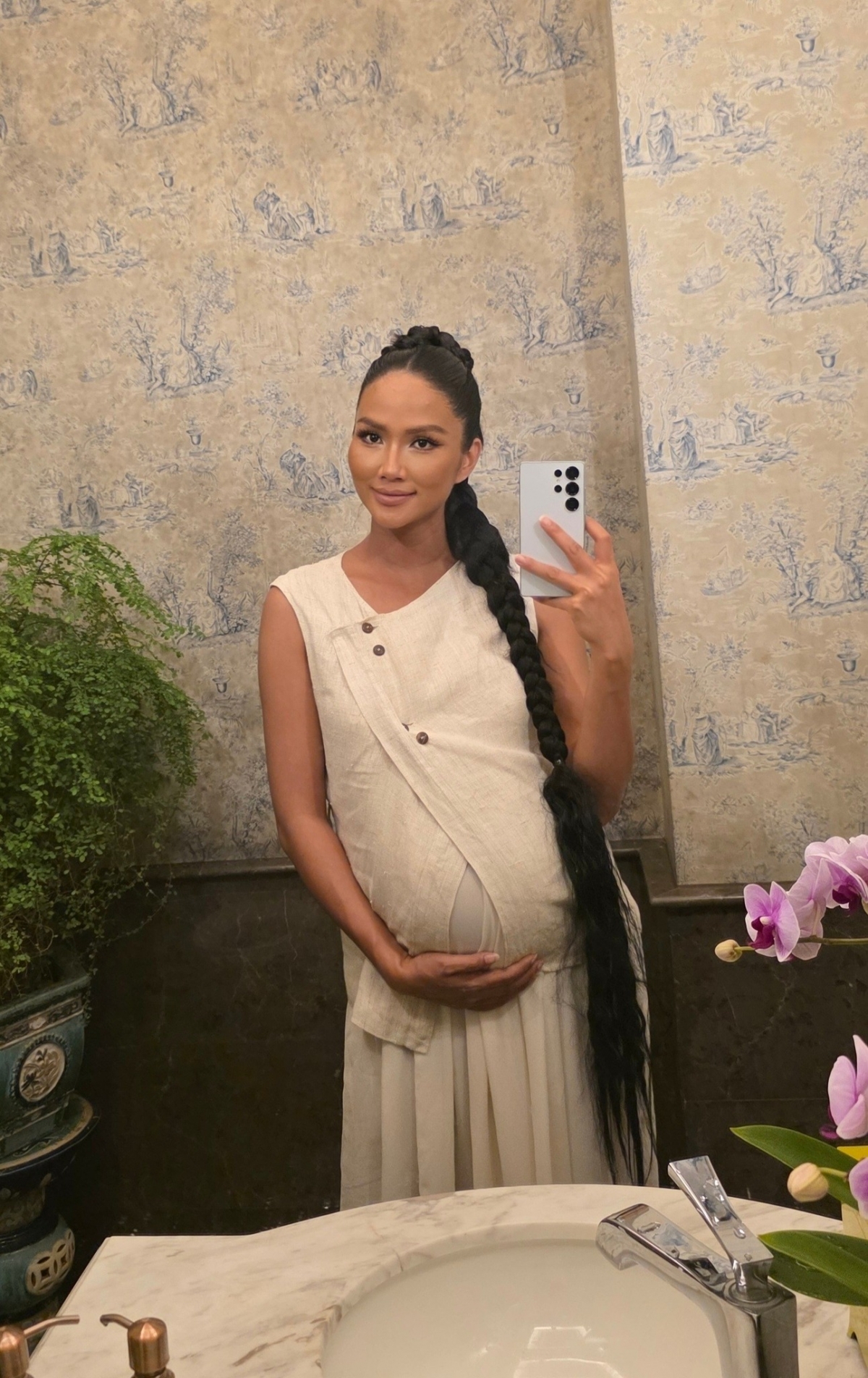 Hoa hậu H'Hen Niê chia sẻ cô "nghiện" ngắm nhìn bụng bầu của mình lớn lên từng ngày. Lần đầu mang thai, người đẹp ví mình mỗi ngày như trong tình trạng "làm đề án nghiên cứu". Cô tìm hiểu các chế độ dinh dưỡng cho mẹ bầu và áp dụng từng thực đơn. (Nguồn: FBNV)