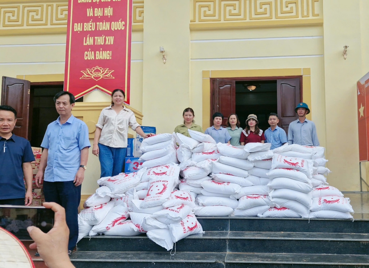 Hàng cứu trợ cho người dân vùng lũ tập trung tại Trụ sở UBND xã Na Son