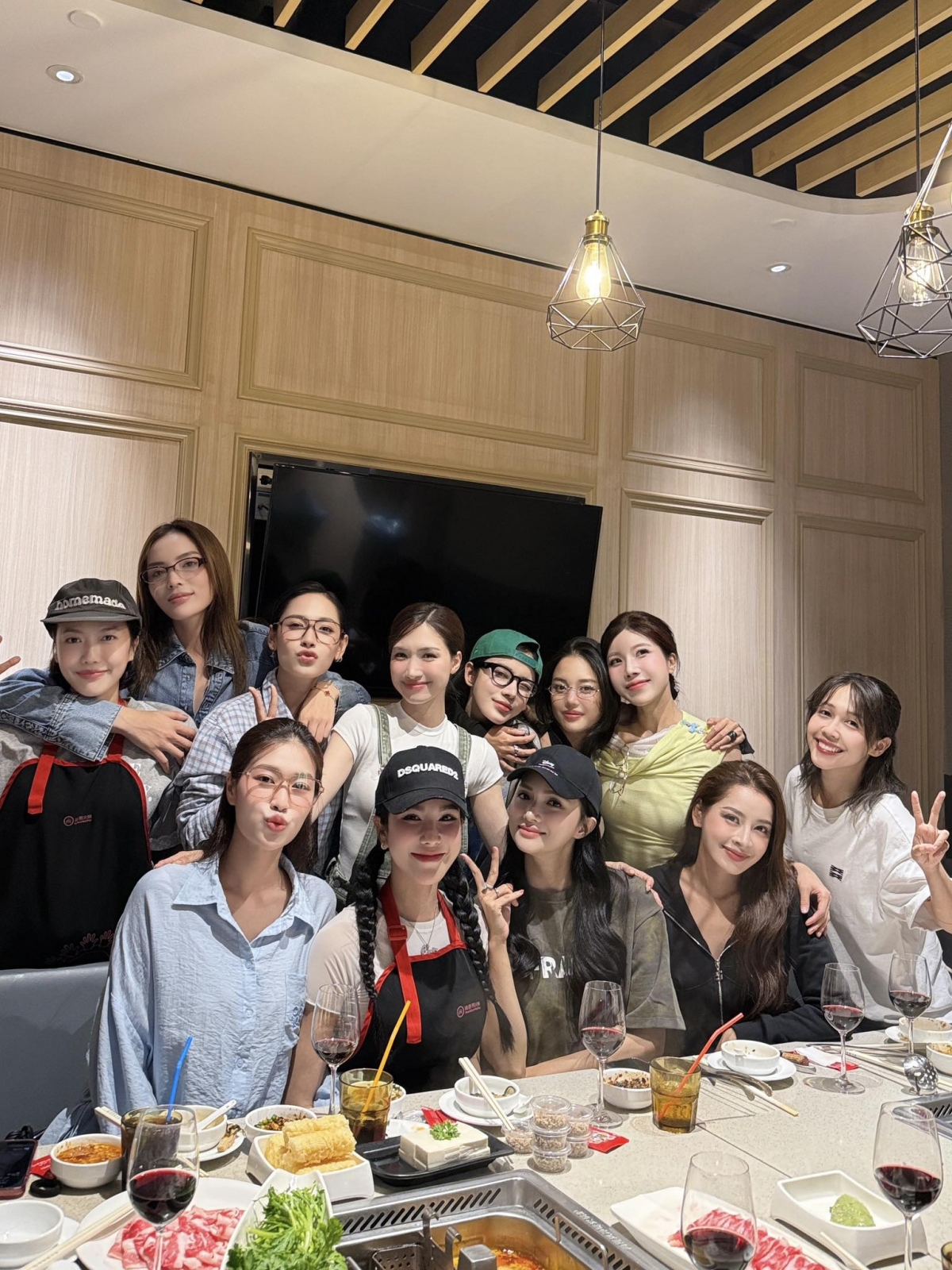 Dàn nghệ sĩ nữ trong chương trình “Sao nhập ngũ” tụ họp đi ăn. (Nguồn: FBNV)