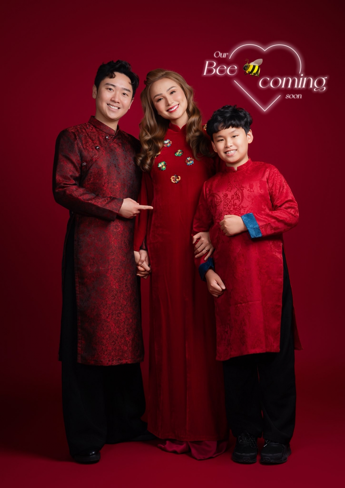 Diễm Hương bên cạnh ông xã và con trai. Ảnh: FBNV