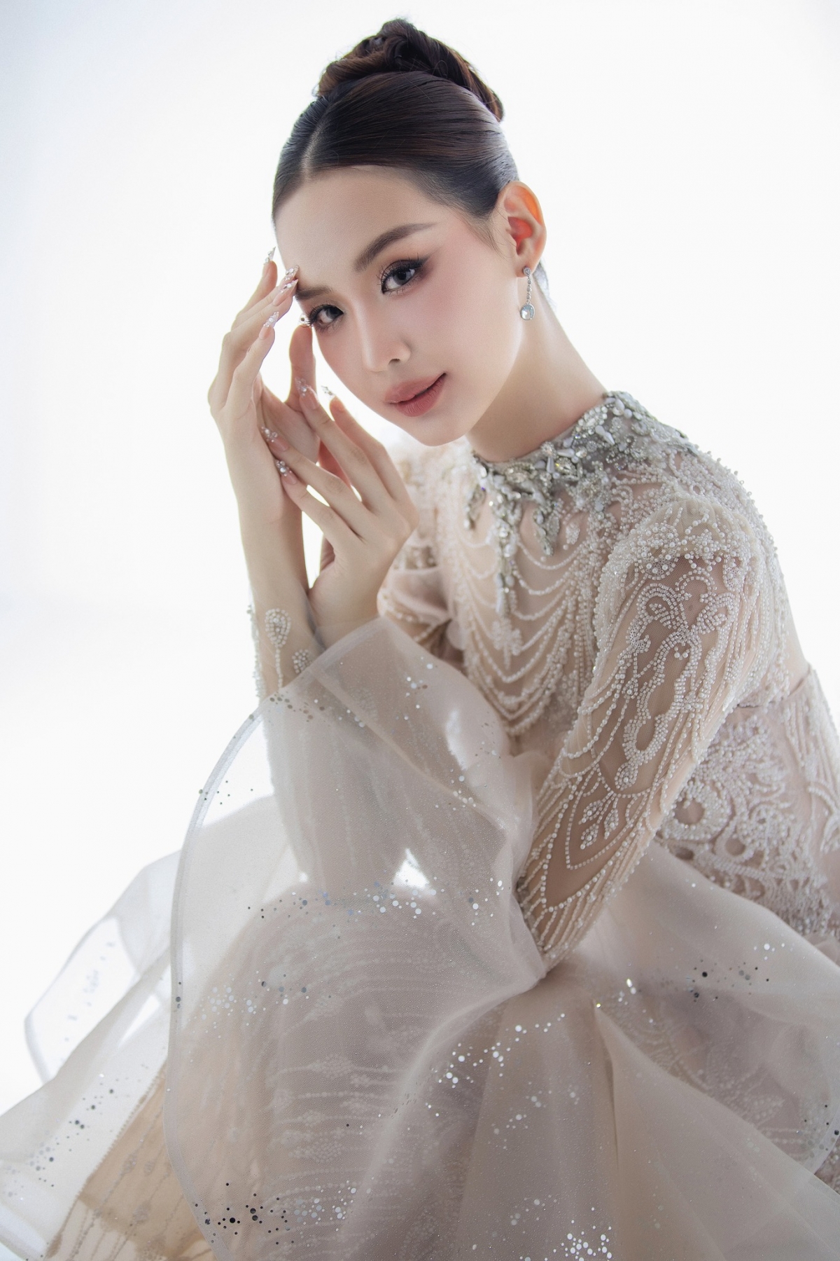 Về khả năng ngoại ngữ, cô từng đạt IELTS 7.0 khi còn học cấp 3 và sau đó đạt 8.0 IELTS trong thời gian học đại học. Đây được coi là một ưu thế khi tham gia đấu trường sắc đẹp quốc tế. Cô từng nhận được học bổng của Đại học New South Wales (Australia), học bổng từ Đại học Quốc gia Singapore...