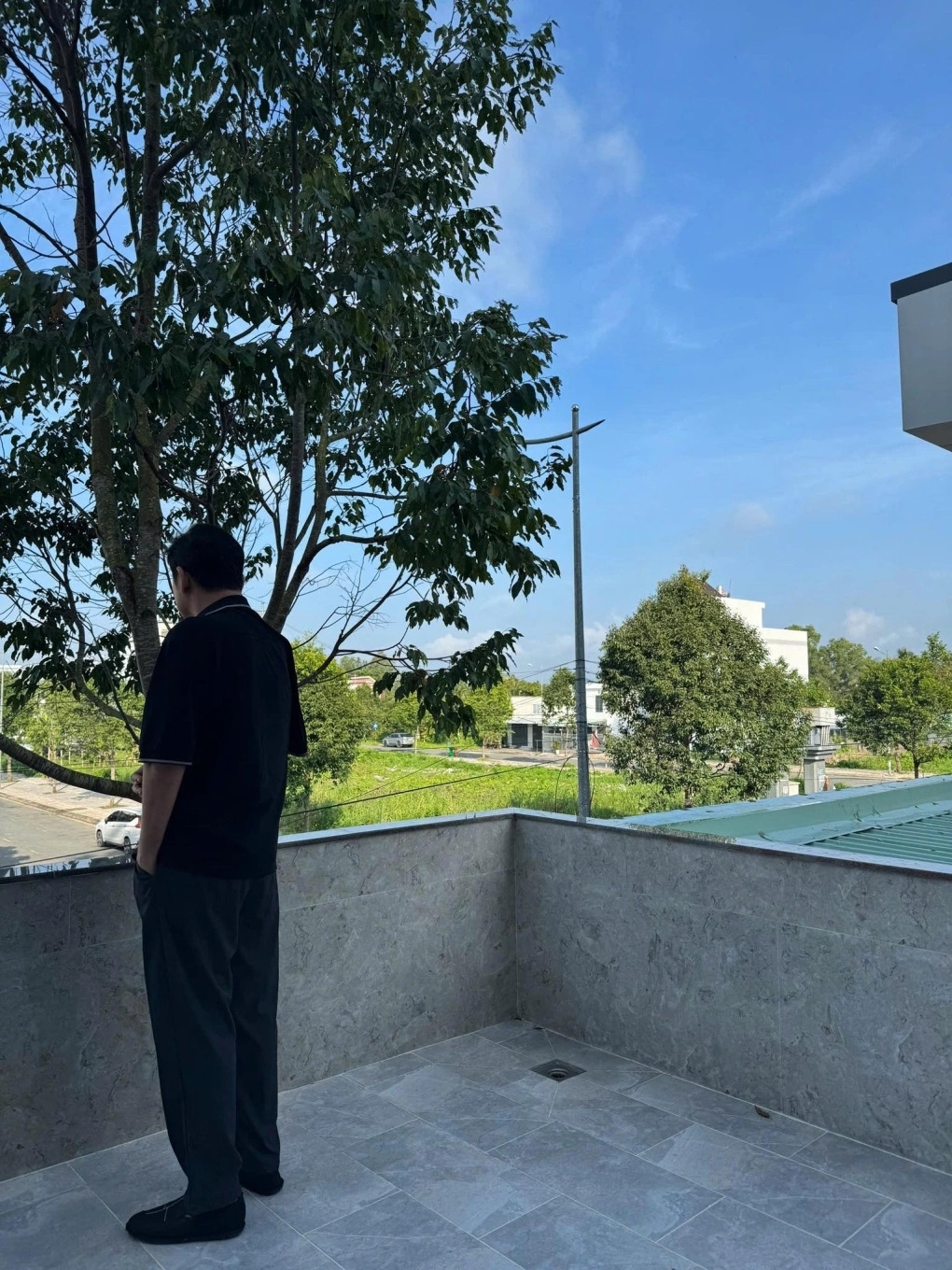 Nghệ sĩ Huỳnh Anh Tuấn rời Thành phố Hồ Chí Minh về Cần Thơ vài tuần để tiện tập vật lý trị liệu và ổn định tinh thần, sau một tháng đột quỵ.