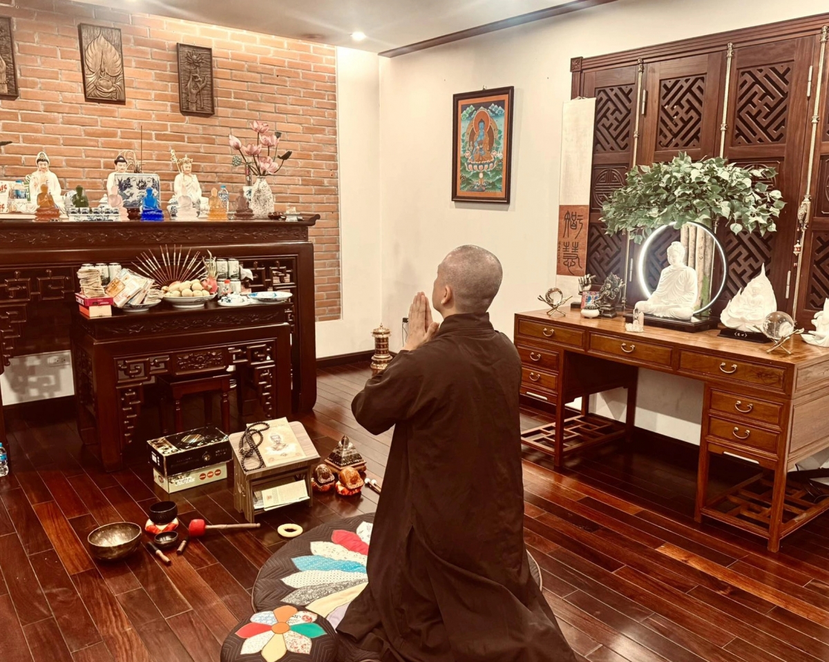 Tuấn Hưng tu tập tại gia, sau khi xuống tóc quy y hồi tháng 7. Ca sĩ cho biết quyết định này anh đưa ra với tâm nguyện tìm về Phật pháp, dành thời gian chăm sóc mẹ bệnh nặng và vợ con. Thời gian qua, Tuấn Hưng cũng tập trung nghỉ ngơi, dưỡng sức sau khi mổ polyp thanh quản.