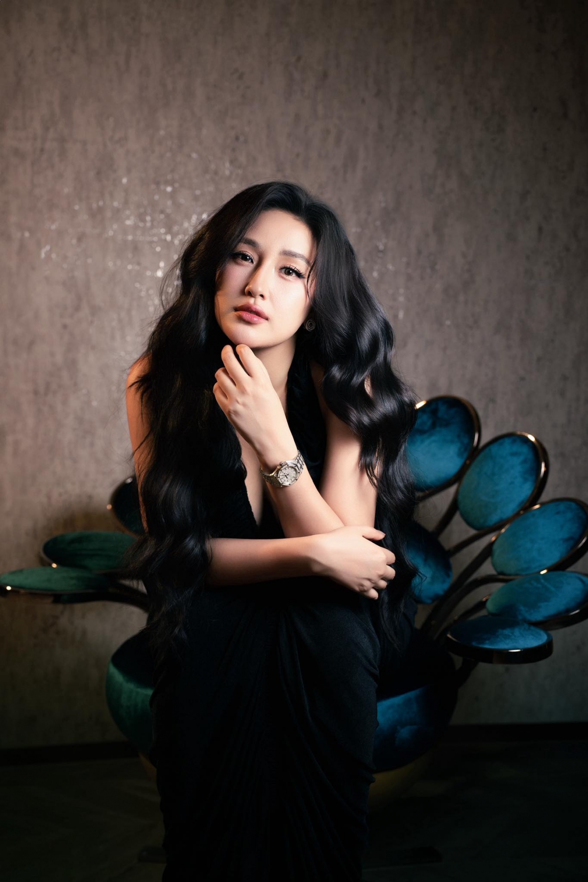 Nhân dịp sinh nhật, Mai Phương Thúy đăng tải loạt ảnh mới chào đón tuổi 37. Bạn bè, đồng nghiệp và khán giả gửi những lời chúc tốt đẹp tới nàng hậu. Người đẹp viết: "Cảm ơn lời chúc sinh nhật của mọi người. Vì phải làm việc nên mình sẽ đọc và hồi âm sau nhé. Mọi người cứ gửi tim nhiều vào. Mãi yêu”.