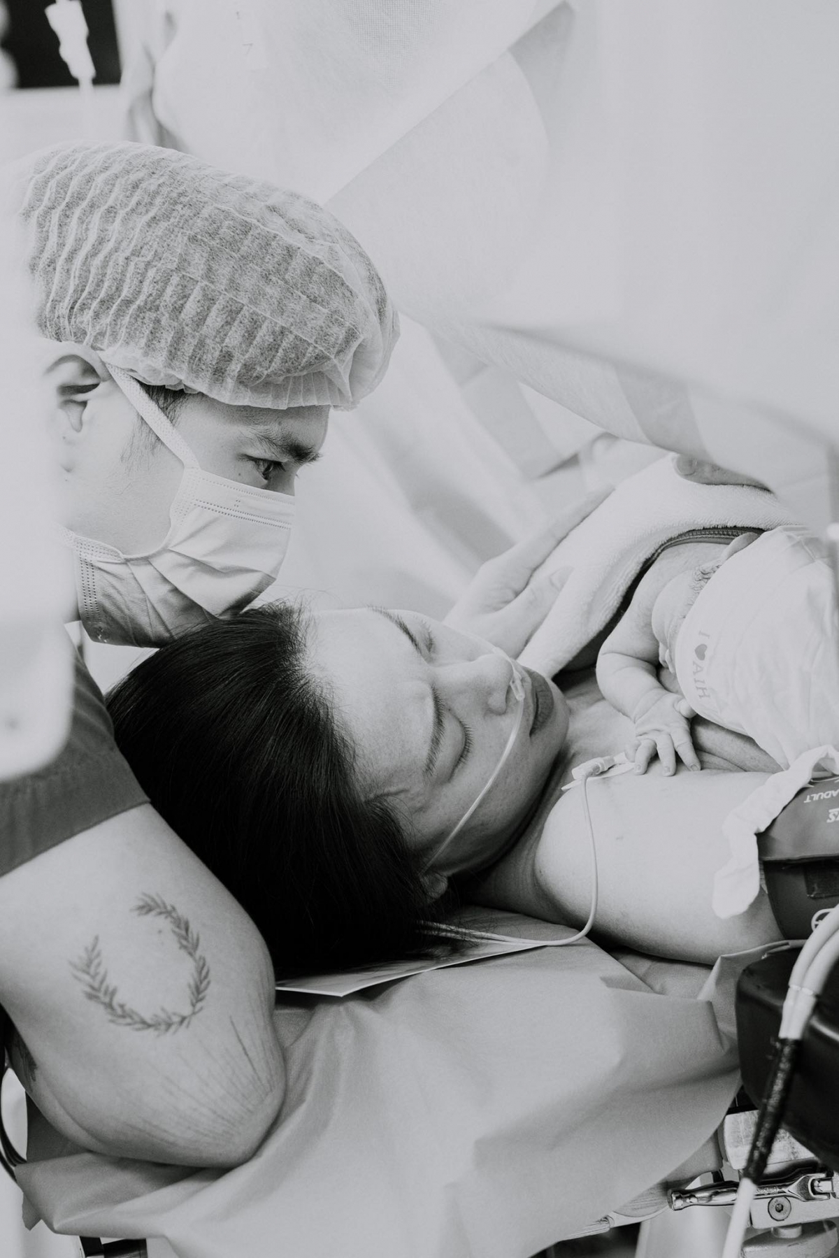 Khoảnh khắc Ngô Thanh Vân và ông xã Huy Trần đón con gái đầu lòng. Ảnh: FBNV