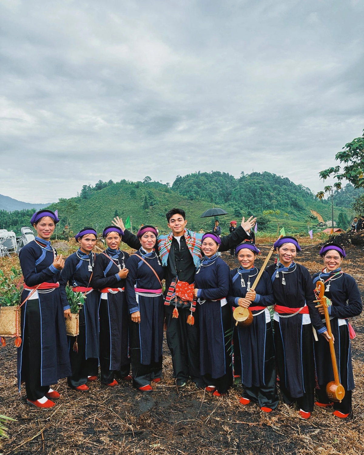 Jun Phạm được người dân bản Liền, Bắc Hà, Lào Cai chào đón nồng nhiệt khi trở lại sau nhiều tháng quay Gia đình Haha.
